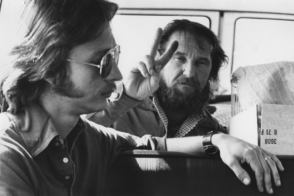 Paul Kos and Mel Henderson in the limousine van to Newport Beach for The San Francisco Performance, 1972; photo courtesy University of California, Berkeley Art Museum and Pacific Film Archive; gift of the Naify Family; photo: Larry Fox