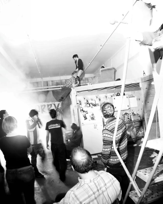 photo by Lars Knudson
http://www.pbase.com/pistolswing/cock_esp